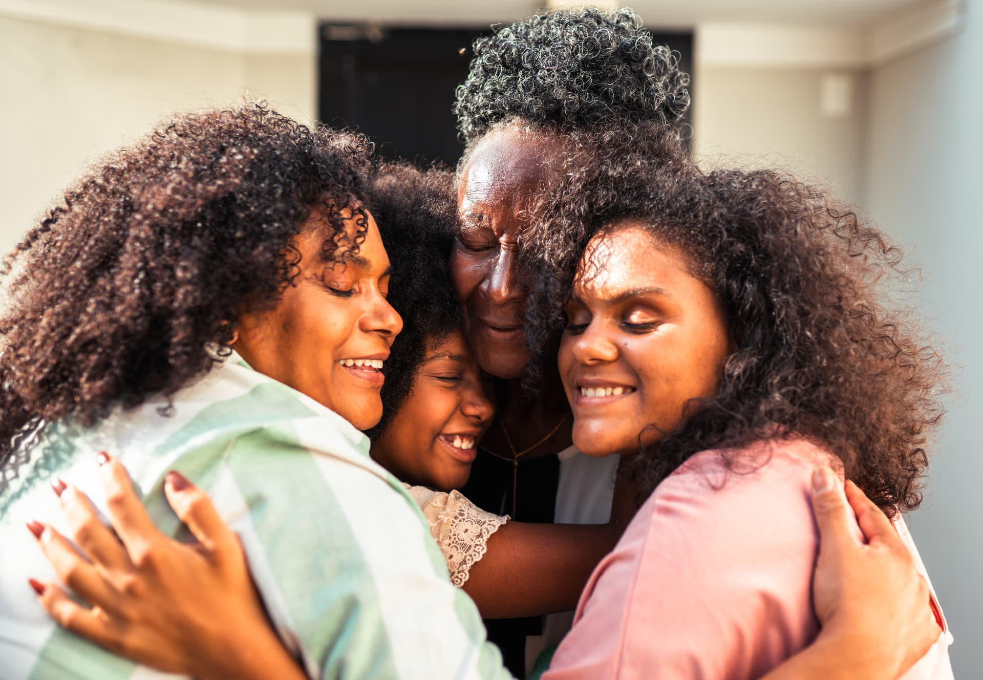 Mulheres de uma mesma família abraçadas